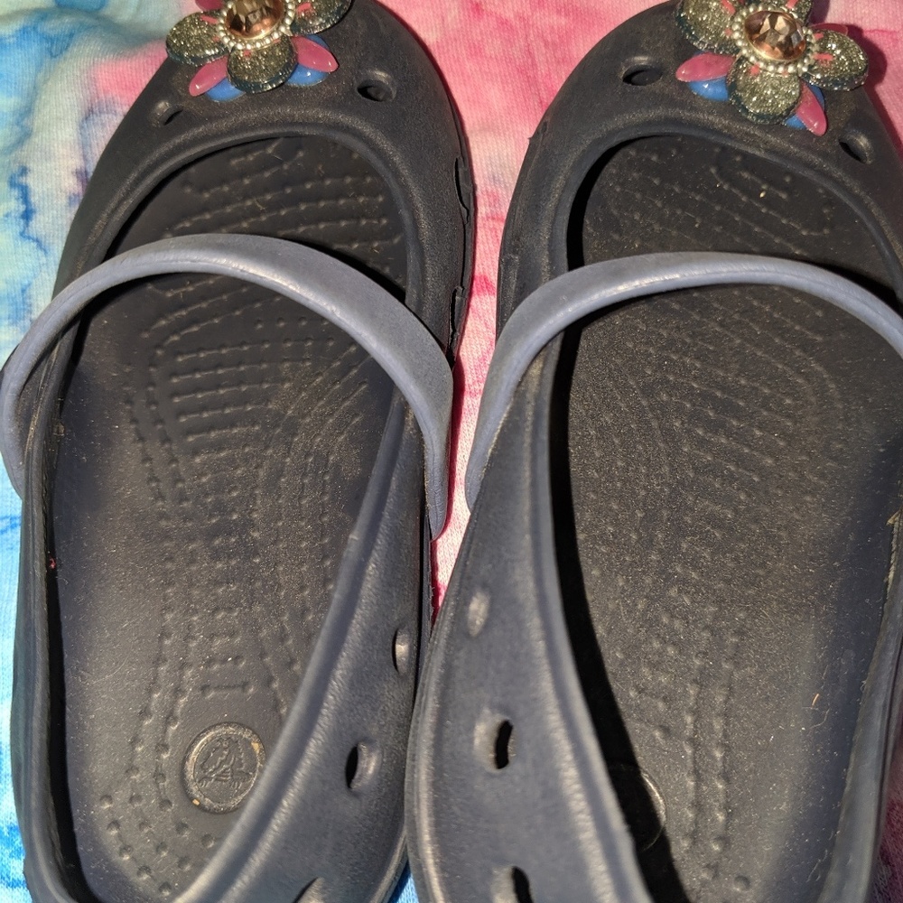 Barely worn 5x size 8 little girls navy blue crocs